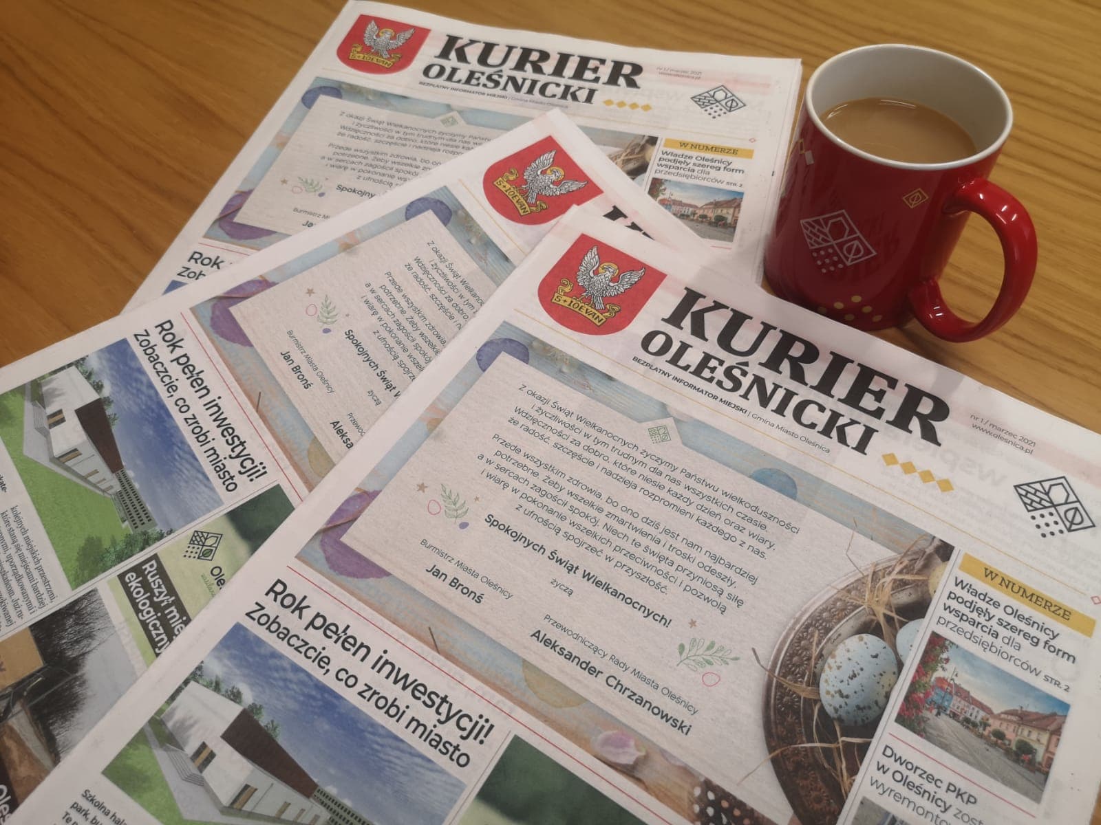 gazeta i kawa na stole gazeta i kawa na stole